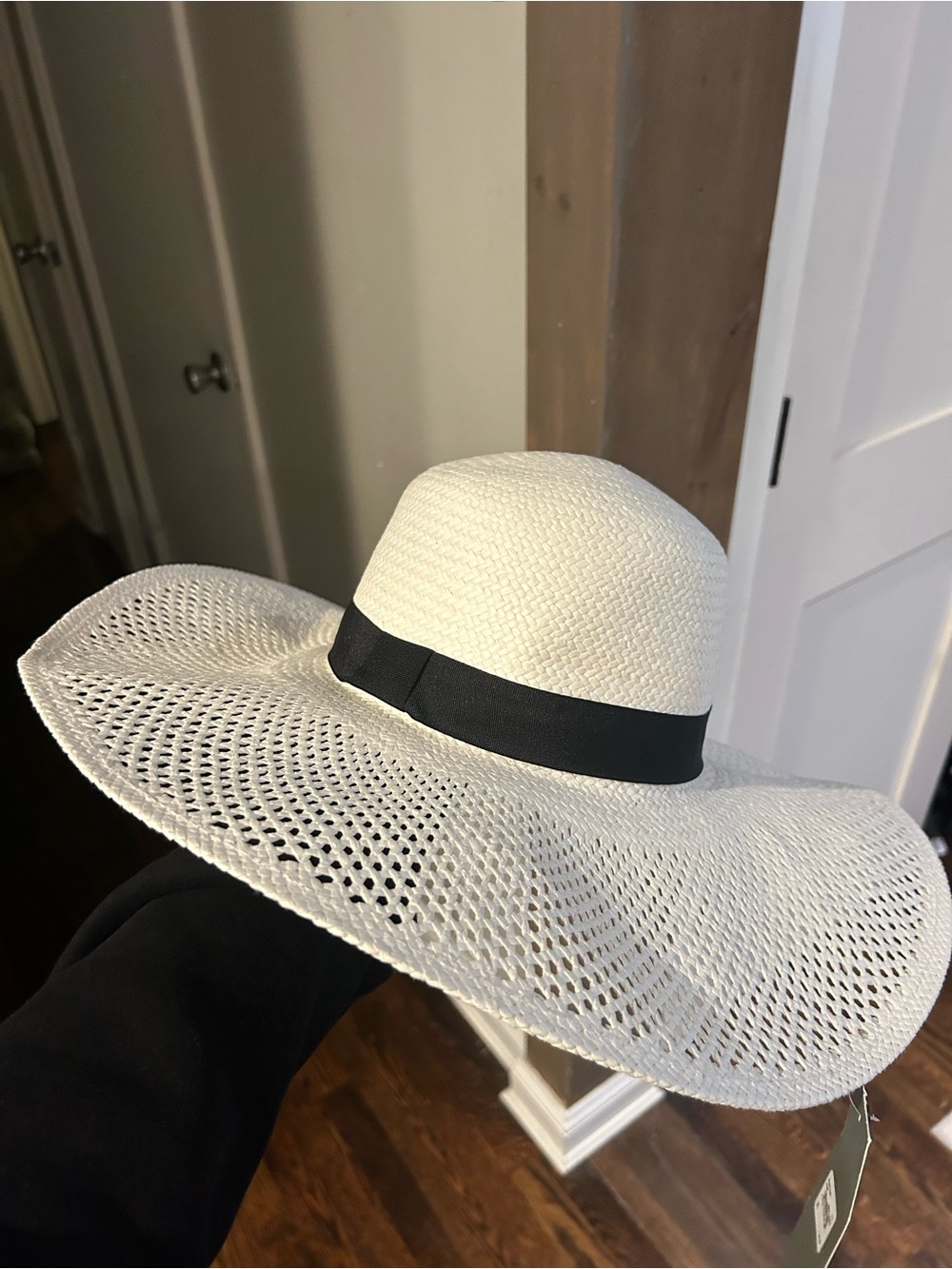 NWT Nordstrom Women’s Wide Brim Straw Sun Hat with Black Band - White